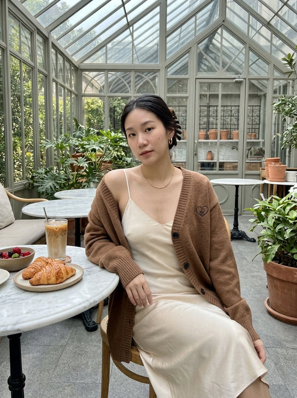 ภาพรีวิวจากคุณเจนนี่ สวมเสื้อคาร์ดิแกนสี Rich Cocoa คลุมทับเดรสสายเดี่ยวผ้าซาตินที่ห้องอาหารโรงแรม